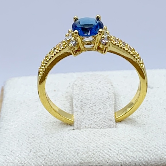 NEW  gold plated blue sapphire glass cocktail ring with clear side stones size 7 - Picture 2 of 9